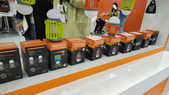 Mosquito Zapping Lantern dan Mosquito Killer Lantern. Foto: Utomo Priyambodo/kumapran