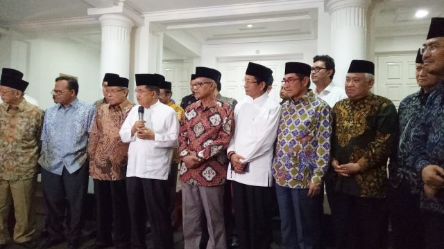 Wakil Presiden Jusuf Kalla (keempat kiri) dan para tokoh islam di rumah dinas wapres. Foto: Kevin Kurnianto/kumparan