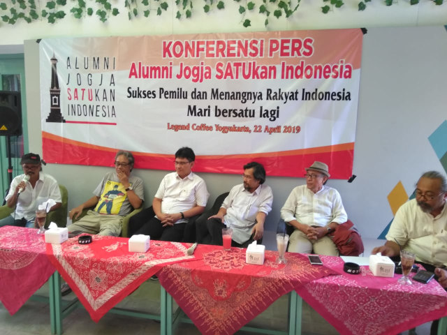 Alumni Jogja SATUkan Indonesia saat gelar jumpa pers, Senin (22/4/2019). Foto: ken.