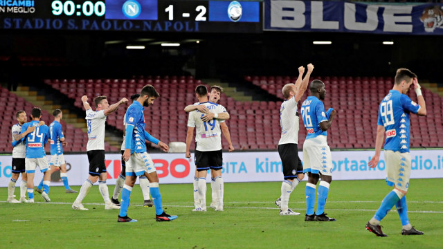 Para pemain Atalanta merayakan kemenangan usai bertanding melawan Napoli. Foto: Reuters/Ciro De Luca
