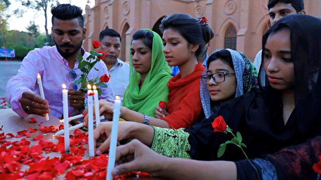 Warga menyalakan lilin sebagai bentuk penghormatan untuk para korban tragedi bom Sri Lanka. Foto: Reuters/Fayaz Aziz