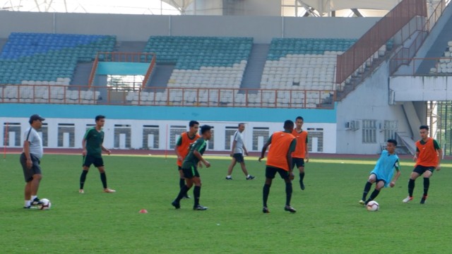 Timnas U-19 Indonesia melakoni sesi latihan di Stadion Wibawa Mukti, Cikarang, Jawa Barat. Foto: Alan Kusuma/kumparan