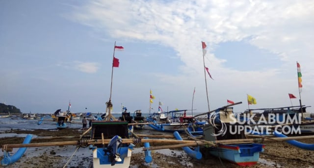 Nelayan pantai Ujunggenteng, Desa Ujunggenteng Kecamatan Ciracap, Kabupaten Sukabumi, seperti biasa melakukan aktivitasnya. | Sumber Foto:Ragil Gilang