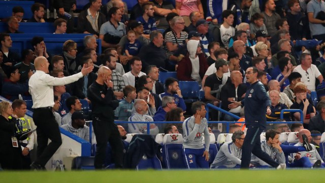 Pelatih Chelsea, Maurizio Sarri, berkonfrontasi dengan staf pelatih Burnley. Foto: Reuters/Andrew Boyers