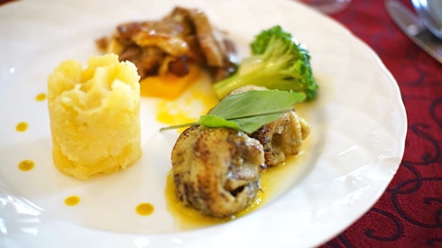 Kambing panggang dan mangut lele.