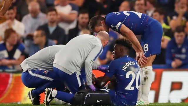 Callum Hudson-Odoi mendapatkan perawatan dari tim medis Chelsea seusai cedera di laga melawan Burnley. Foto: Reuters/Andrew Boyers