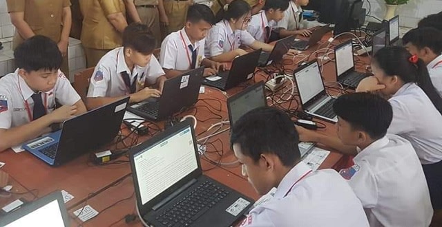 Sejumlah siswa SMP tampak serius membaca pertanyaan Ujian Nasional Berbasis Komputer (UNBK) di Sulawesi Utara