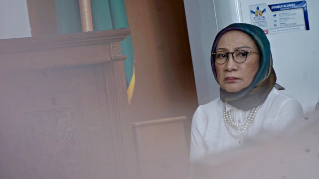 Ratna Sarumpaet saat mendengarkan penyanyi Tompi memberikan kesaksian. Foto: Fanny Kusumawardhani/kumparan