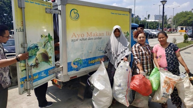 Warga membeli ikan dan membayar dengan sampah di Perum Perindo. Foto: Dok. Perum Perindo