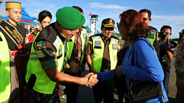 Menteri Kelautan dan Perikanan Susi Pudjiastuti disambut ketika tiba di Kepulauan Selayar. Foto: Dok. KKP