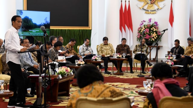 Presiden Joko Widodo (kiri) menyampaikan arahan saat Sidang Kabinet Paripurna tentang ketersediaan anggaran dan pagu indikatif 2020 di Istana Bogor, Jawa Barat, Selasa (23/4). Foto: ANTARA FOTO/Puspa Perwitasari