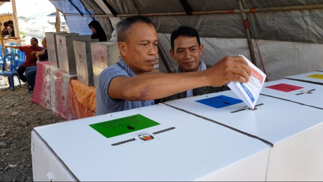 Ilustrasi warga menggunakan hak pilihnya pada Pemilu 17 April 2019 di TPS 08 Selter Balaroa, Kelurahan Balaroa, Kecamatan Palu Barat, Kota Palu. Foto: Dok. PaluPoso