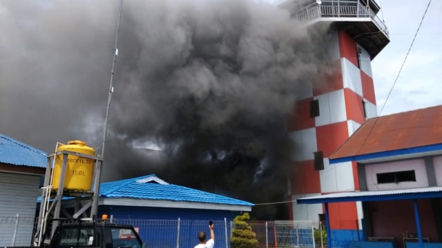 Kebakaran Kantor Kementrian Perhubungan di Bandar Udara Douw Aturure, Nabire, Papua. Foto: Dok. Istimewa