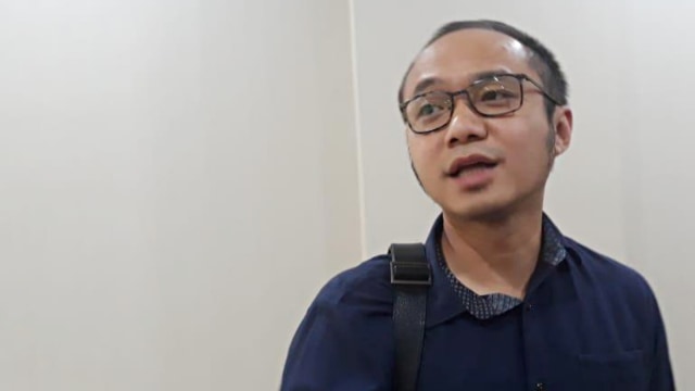 Direktur Eksekutif Charta Politika, Yunarto Wijaya saat melaporkan sejumlah akun dan pembuatan chat palsu di Bareskrim Polri. Foto: Raga Imam/kumparan
