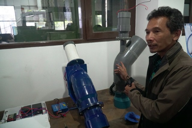 Peneliti Puslit Telimek LIPI, Anjar Susatyo dan pembangkit listrik Piko Hidro, di LIPI Bandung. (Ananda Gabriel)