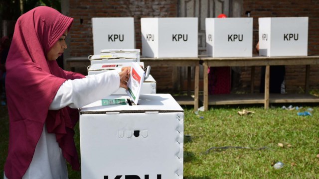 Pemilih memasukkan surat suara saat mengikuti PSU di TPS 97 Gampong Matang Ulim, Baktiya, Aceh Utara, Selasa (23/4). Foto: Yudiansyah/acehkini 