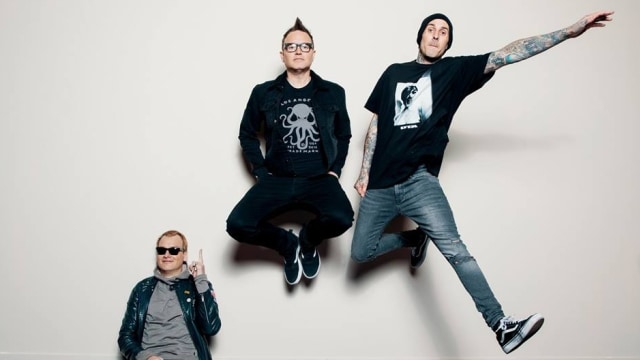 Mark Hoppus (tengah) bersama personel Blink 182, Travis Barker dan Matt Skiba Foto: Facebook Blink 182