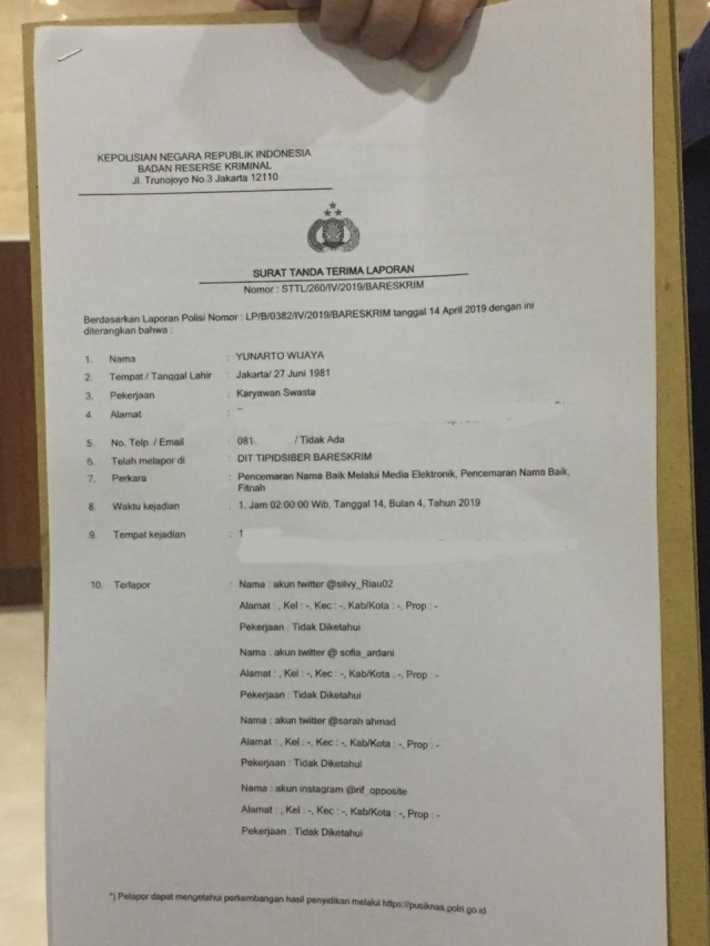 Surat Laporan dari Direktur Eksekutif Charta Politika, Yunarto Wijaya terkait sejumlah akun di media sosial yang menyebarkan chat palsu. Foto: Raga Imam/kumparan