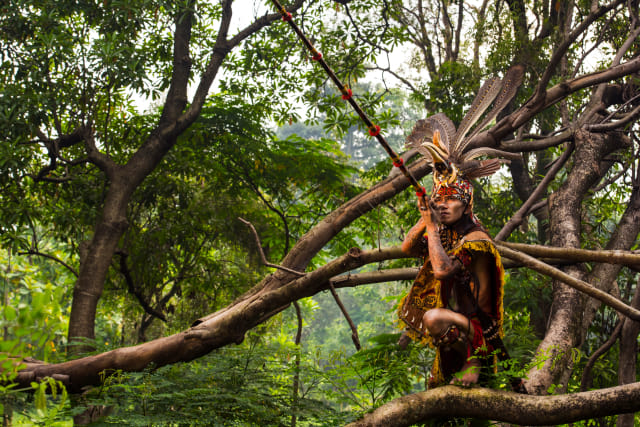 Suku Dayak dan Sumpitnya Foto: Shutter Stock