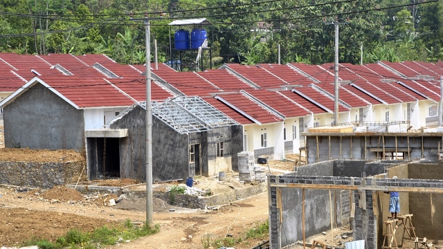 Pekerja mengerjakan proyek pembangunan rumah bersubsidi. Foto: ANTARA FOTO/Arif Firmansyah