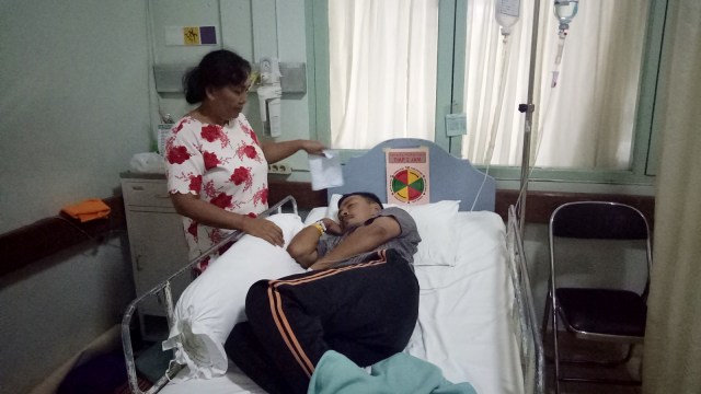 Ketua KPPS TPS 29 Lingkungan Batanha, Kabupaten Karangasem, Bali, I Nengah Widiartha, mengalami stroke ringan karena kelelahan saat penghitungan suara dilakukan. Foto: Denita BR Matondang/kumparan