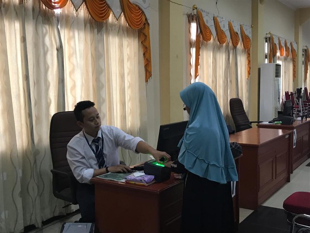 Proses perekaman biometrik di Kantor Wilayah Kemenag Kalimantan Barat. Foto: Teri Bulat