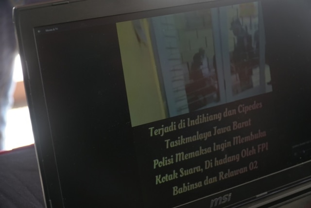 Screenshoot video hoaks "Polisi Memaksa Ingin Membuka Kotak Suara Dihadang Oleh FPI, Babinsa dan Relawan 02". (Ananda Gabriel)