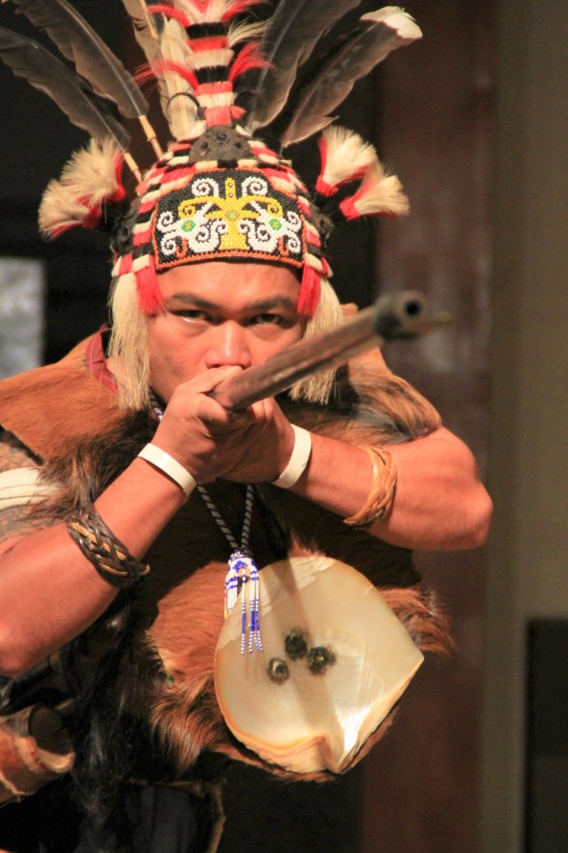 Suku Dayak dan Sumpitnya. Foto: Shutter Stock