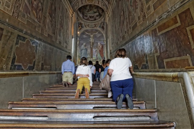 Para peziarah menaiki satu demi satu anak tangga Scala Sancta di Vatikan Foto: Shutter Stock