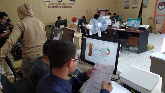 Suasana ruangan penginputan data di Kantor KPU, Kabupaten Bandung. Foto: Rachmadi Rasyad/kumparan
