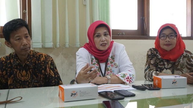 Kepala Dinas Koperasi dan UMKM Kota Solo, Nur Haryani, saat memberi penjelasan tentang UMKM yang akan mengikuti International Handicraff Trade Fair (Inacraff) 2019 di Jakarta pada tanggal 24-28 April 2019. (Tara Wahyu N.V.)