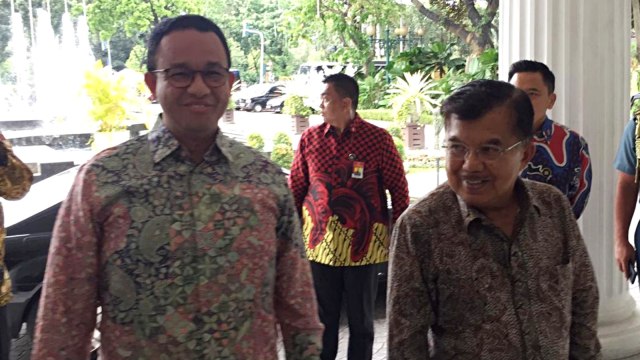 Wakil Presiden RI Jusuf Kalla dan Gubernur DKI Anies Baswedan tiba di Balai Kota, Jakarta Pusat. Foto: Ferry Fadhlurrahman/kumparan