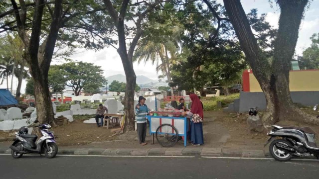 Kastono, pria asal Jawa Timur yang sudah puluhan tahun berjualan es cukur di lokasi pemakaman Tionghoa di Ternate. (Foto: Rajif Duchlun/cermat)