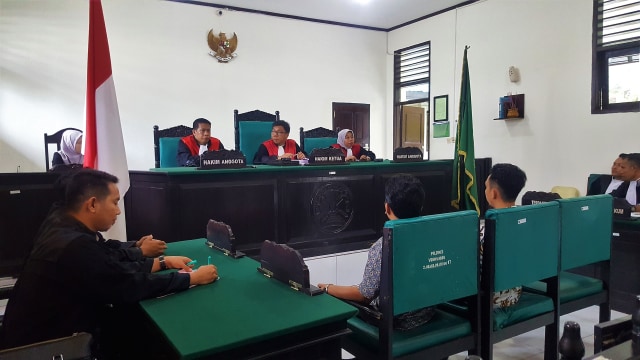 Sidang perdana Ketua PKS Sultra dan Sekretaris DPD PKS Kota Kendari di Pengadilan Negeri Kendari, Selasa (23/04). Foto: Lukman Budianto/kendarinesiaid