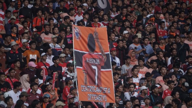 Suporter Persija Jakarta saat laga melawan Ceres Negros di Stadion Utama GBK, Jakarta, Selasa (23/4). Foto: Irfan Adi Saputra/kumparan