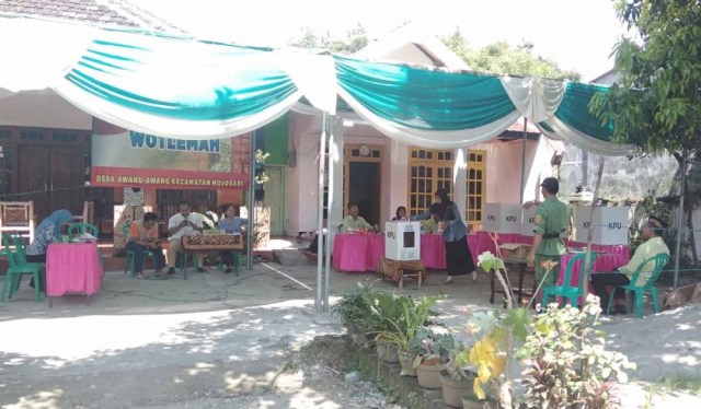 Proses pencoblosan ulang di TPS 01 Desa Awang-awang, Kecamatan Mojosari, Kabupaten Mojokerto