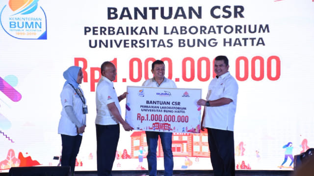 Direktur Utama PT Semen Indonesia (Persero), Tbk Hendi Prio Santoso menyerahkan bantuan renovasi laboratorium teknik sipil UBH senilai Rp 1 miliar kepada Rektor UBH,  Azwar Ananda,
