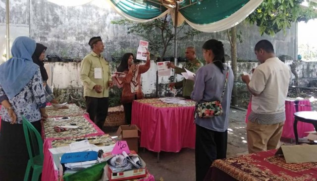 Proses rekapitulasi suara untuk Pilpres 2019 dalam coblosan ulang di TPS 01 Desa Awang-awang, Kecamatan Mojosari, Kabupaten Mojokerto