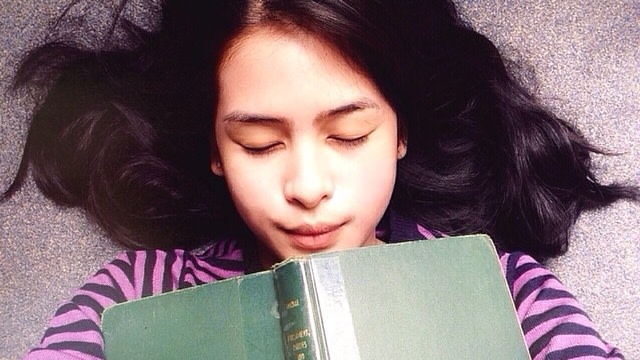 Maudy Ayunda, selebriti dengan hobi baca buku. (Foto: @maudyayunda via Instagram)