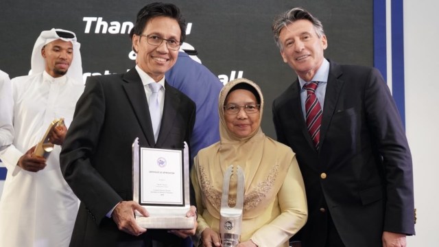 Eni Nuraini (keurudung) menerima penghargaan sebagai Pelatih Asia Terbaik 2019 dalam acara Gala Awards di Doha, Qatar. Foto: Dok: PB. PASI