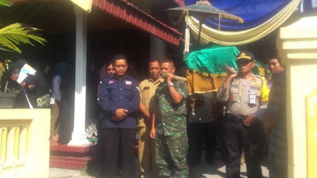 Proses pemakaman Petugas KPPS di Magetan yang meninggal dunia