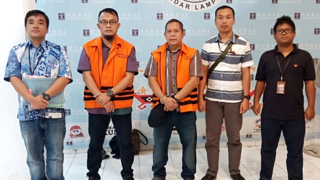 KPK mengeksekusi dua terpidana kasus suap proyek infrastruktur Lampung Selatan, Anjar Asmara dan Agus Bhakti ke Lapas Sukamiskin. Foto: Dok. Humas KPK