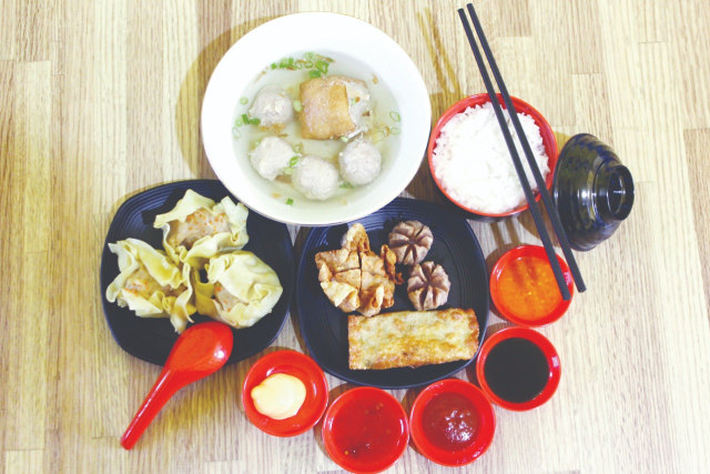 Penampakan Bakso Buncit dengan menu yang lengkap dan beragam cukup menggoda selera.(foto: Ida/Tugu Malang).