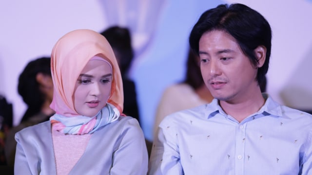 Artis Cut Meyriska dan Roger Danuarta saat hadir di acara program Ramadhan, Selasa, (23/4). Foto: Ronny