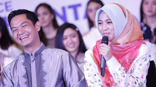 Artis Dude Harlino bersama istri Alyssa Soebandono saat hadir di acara program Ramadhan di SCTV Tower Jakarta. Foto: Ronny