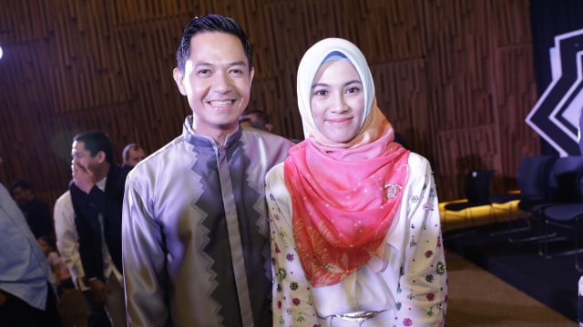 Artis Dude Harlino bersama istri Alyssa Soebandono saat hadir di acara program Ramadhan di SCTV Tower Jakarta. Foto: Ronny.