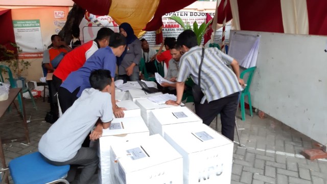 Proses rekapitulasi suara hasil pemungutan suara Pemilu 2019 di PPK Kapas Bojonegoro.