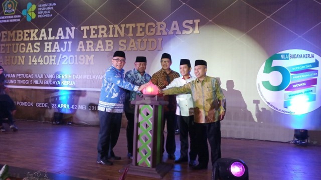 Menteri Agama Lukman Hakim Saifuddin (tengah) membuka pembekalan petugas haji di asrama haji pondok gede. Foto: Dok. MCH 2019