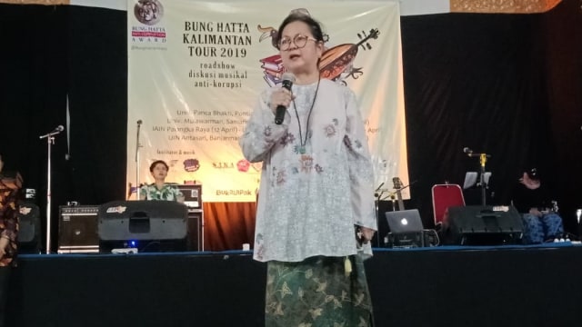 Halidah Hatta ketika roadshow diskusi musikal anti korupsi di UIN Antasari Banjarmasin, Selasa (23/4). Foto: Donny Muslim/banjarhits.id