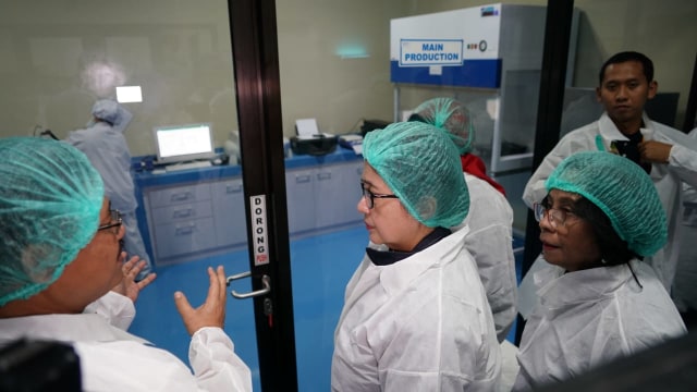 Menkes Nila Moeloek di pabrik rapid test Kimia Farma di Bali. Dok Kementerian Kesehatan.